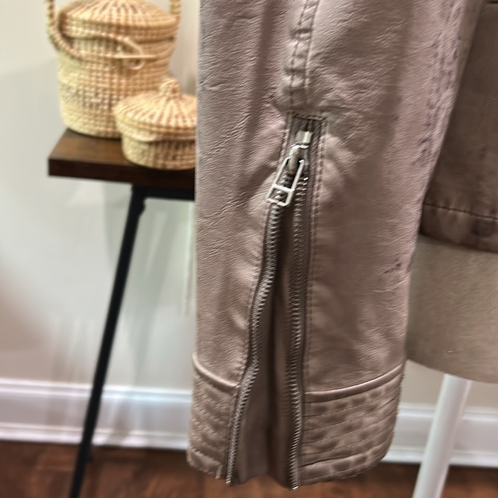 GRUNGE/Distressed Faux Leather - Picture 6 of 16